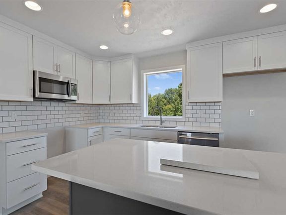 3rd image of 309 Greenbrier Dr
