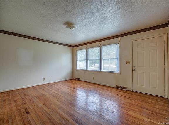 3rd image of 2653 Hill Ln