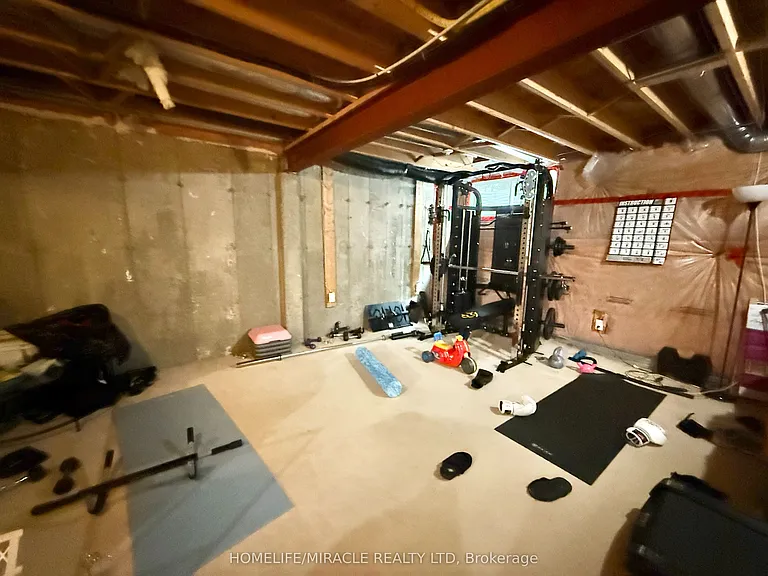 312 Tagge Cres — Photo 11