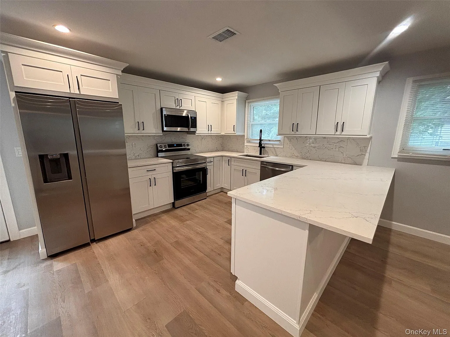 6 bed, 3.0 bath, 2550 sqft, $5,900 — Photo 2