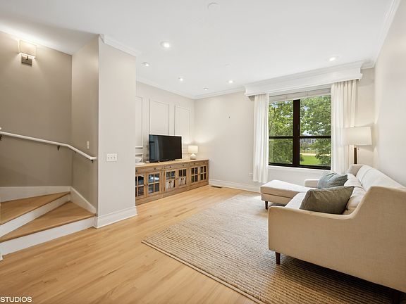 3rd image of 440 W Elm St #8103