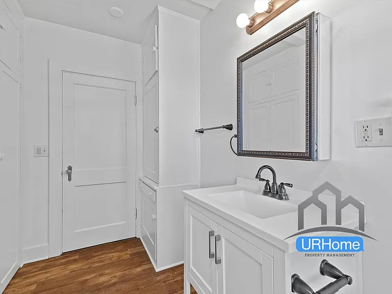 242 SE Washington St — Photo 17