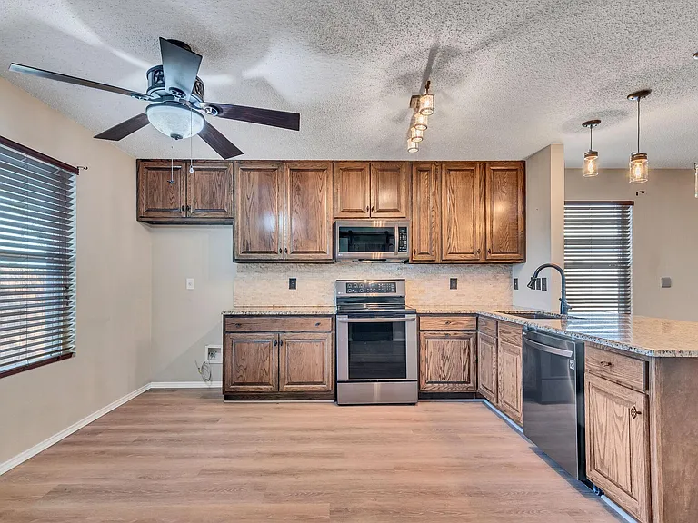 2124 Blanco Ln — Photo 12