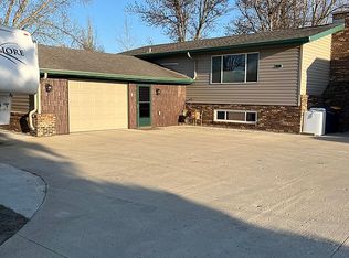 816 Elm Ave, Oakes, ND 58474