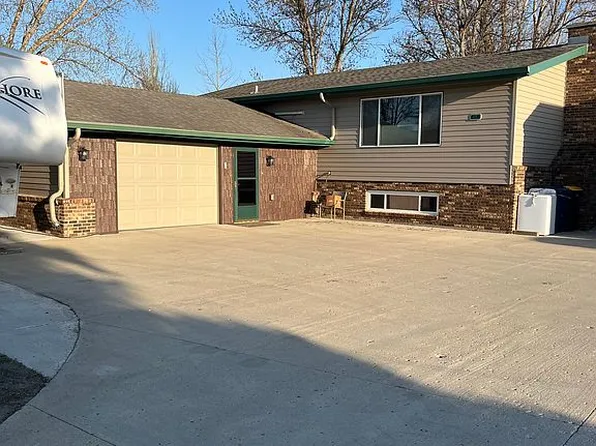 816 Elm Ave, Oakes, ND 58474