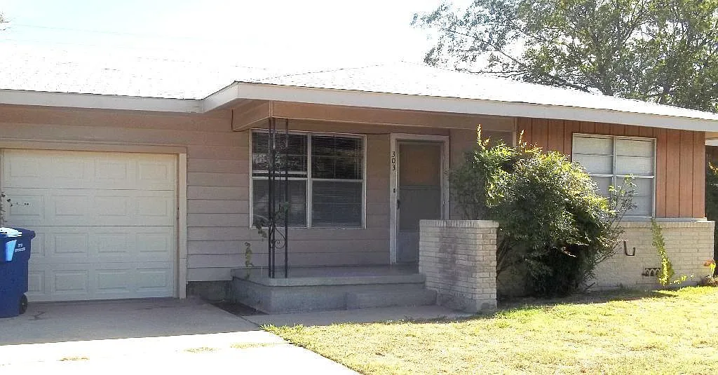 3 bed, 1124 sqft, $915 — Photo 1