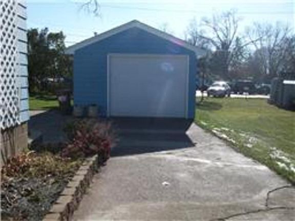 3rd image of 325 Forest Ave E
