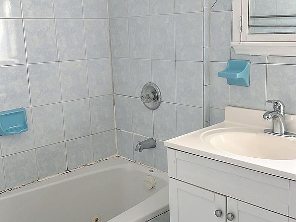 3rd image of 2528 Colden Ave APT 1