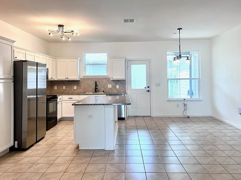 402 Crater Lake Dr — Photo 8