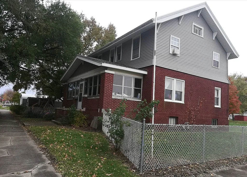 121 N 6th St photo 1