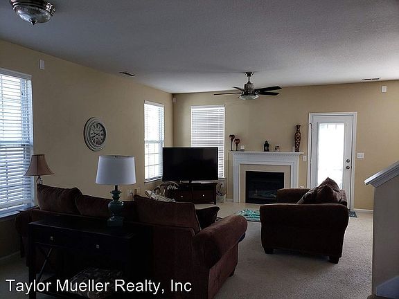 Living room w/gas fireplace