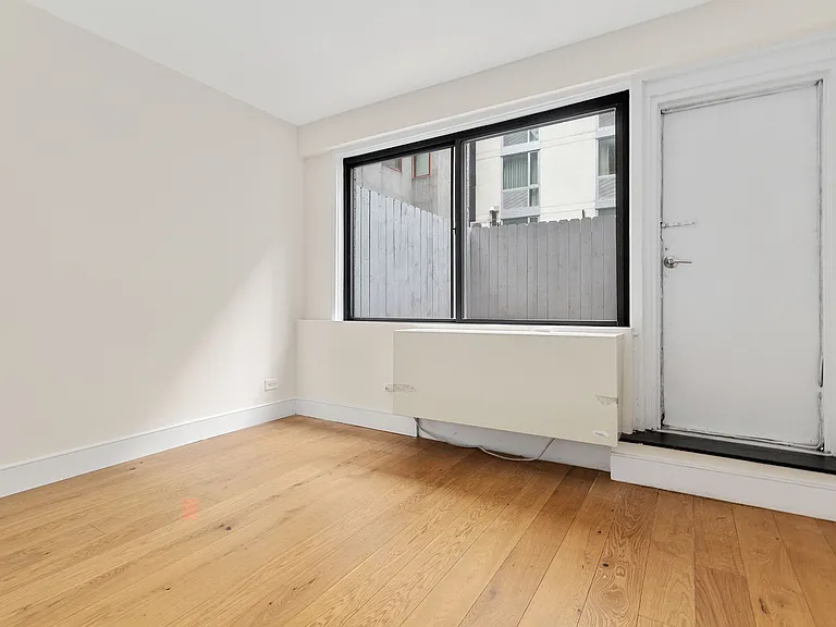 230 E 44th St #2D — Photo 4
