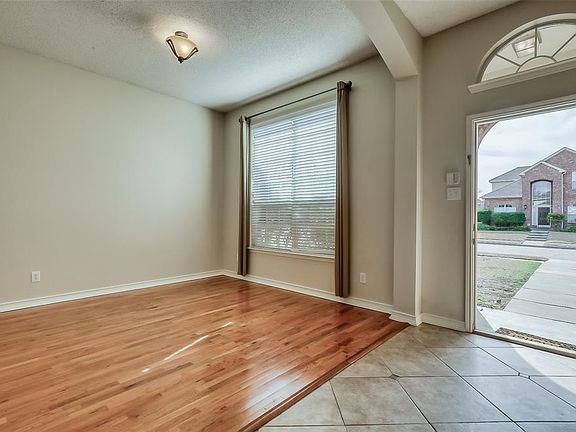 4th image of 1425 Autumnmist Dr