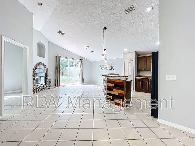 3 bed, 2.0 bath, 2037 sqft, $2,250 — Photo 2