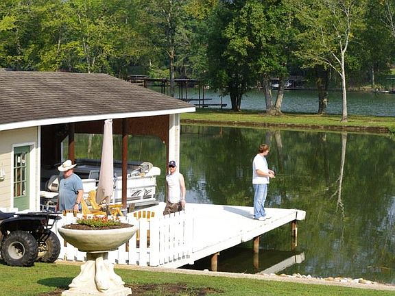 Boathouse, pier, & fishing!!