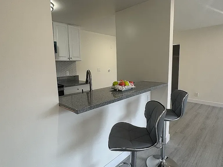 142 Normandie Apartments — Photo 7