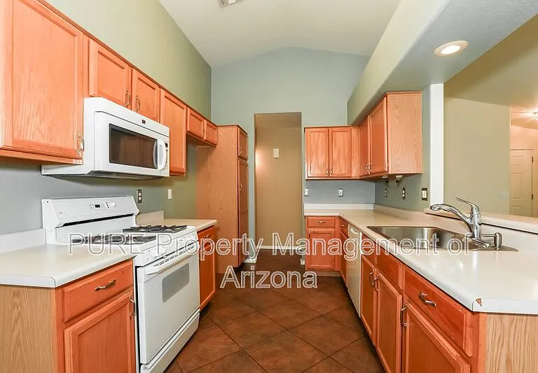 1644 W Geronimo St — Photo 11