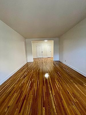 5th image of 141-30 Pershing Cres #4A