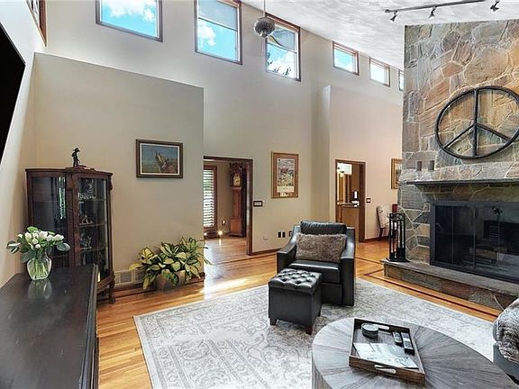 5th image of 11 Sylvia Ln
