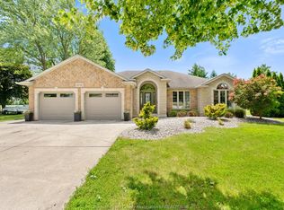 1056 Martin Ln, Lasalle, ON N9J 2X1