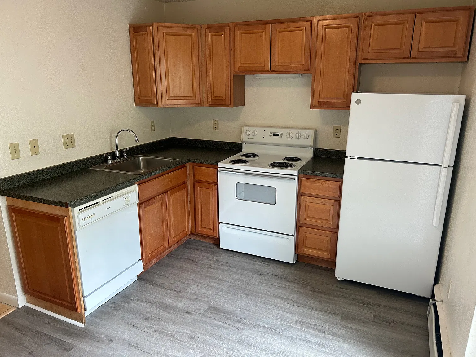 4 bed, 1500 sqft, $4,300 — Photo 2