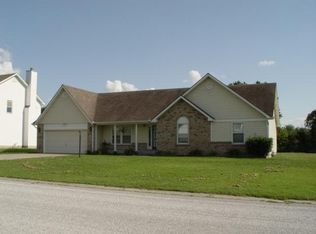 817 Cottonwood Ln, Carterville, IL 62918