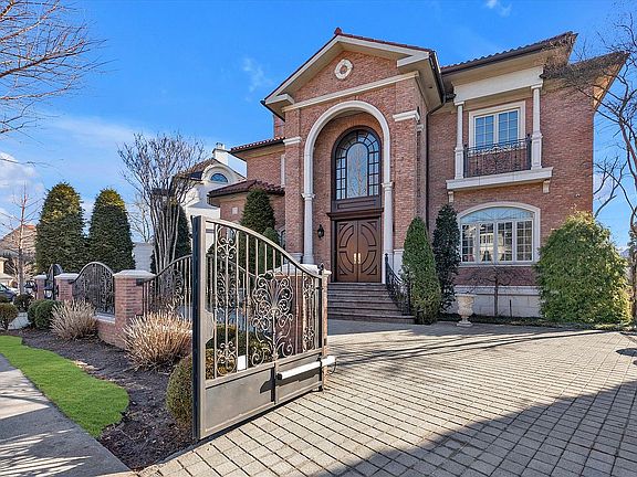 2nd image of 12 Point Cres