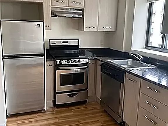 5th image of 4118 43rd St APT 5D