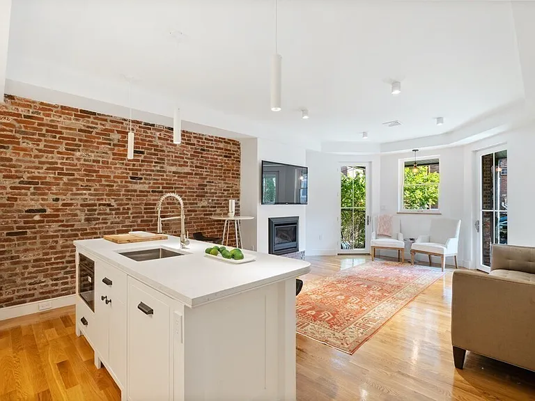 15 Regent Cir — Photo 2