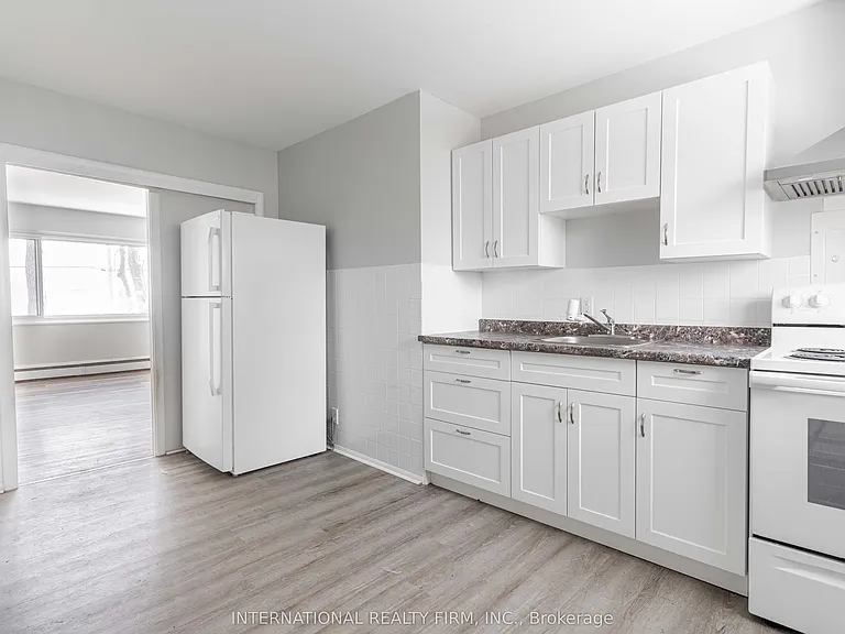 75 King Edward Ave — Photo 4