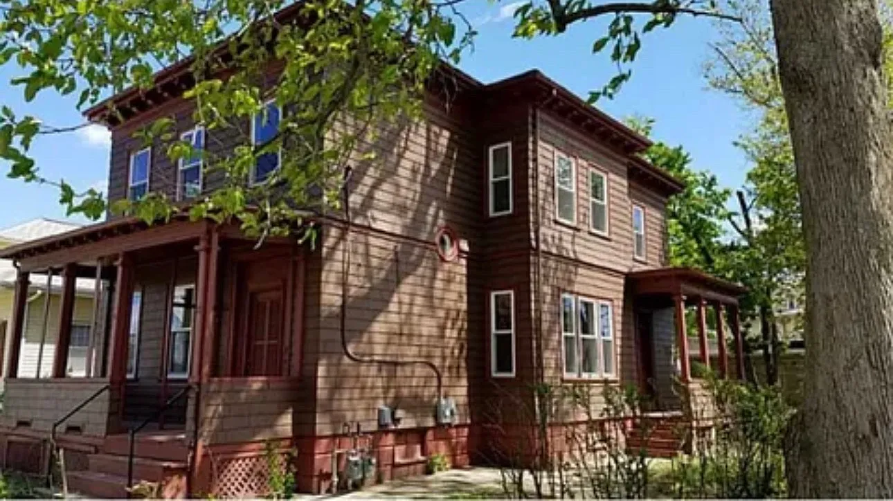 3 bed, 1200 sqft, $2,300 — Photo 2