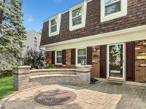 3rd image of 1113 Roslyn Ln