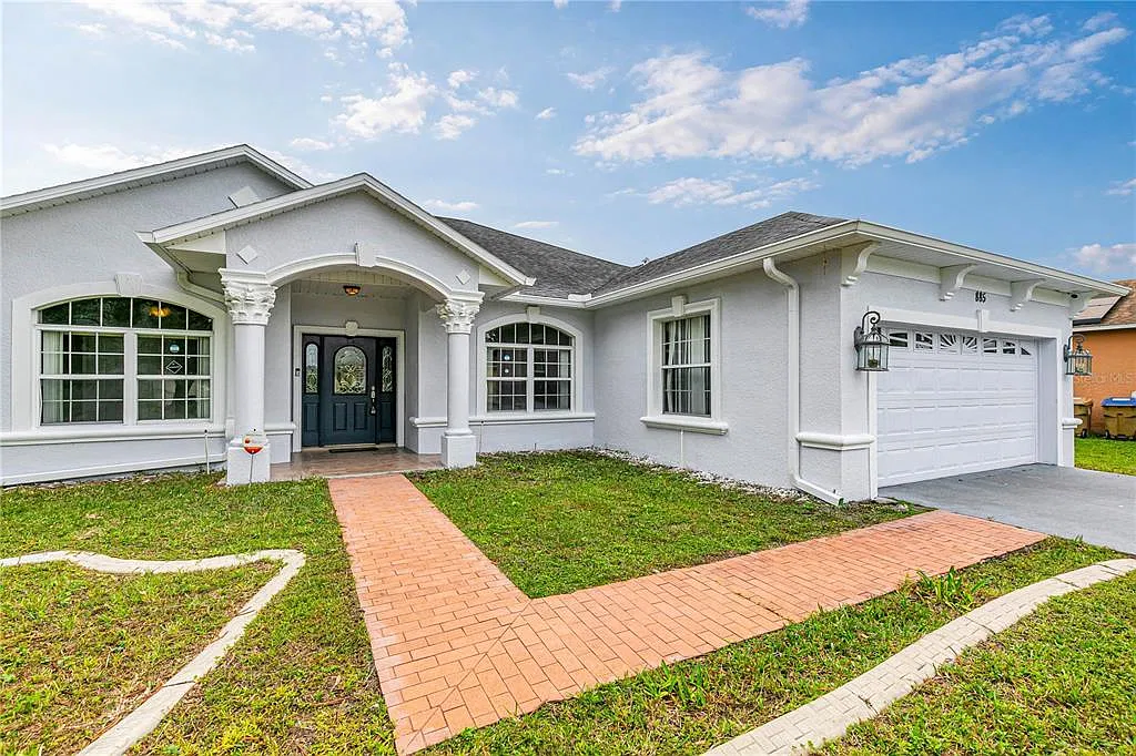 4 bed, 3.0 bath, 2400 sqft, $2,800 — Photo 3