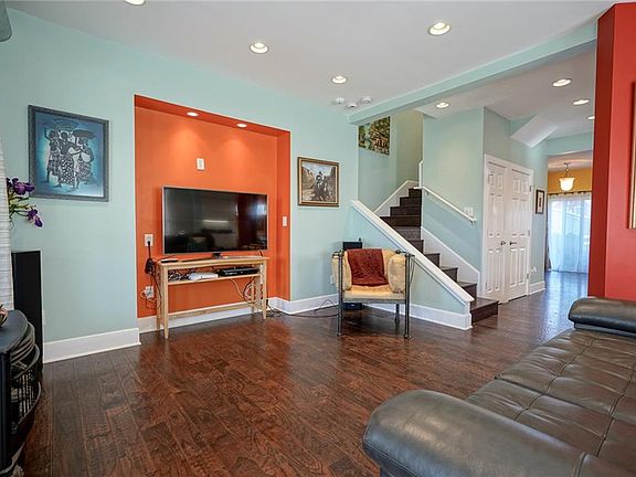 4th image of 1020 E Morris St
