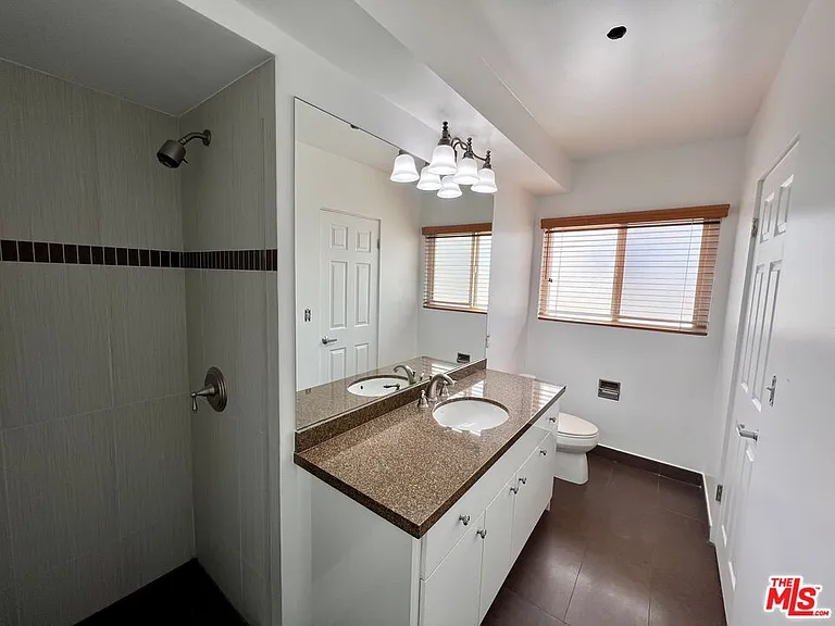 415 N Palm Dr #301 — Photo 12