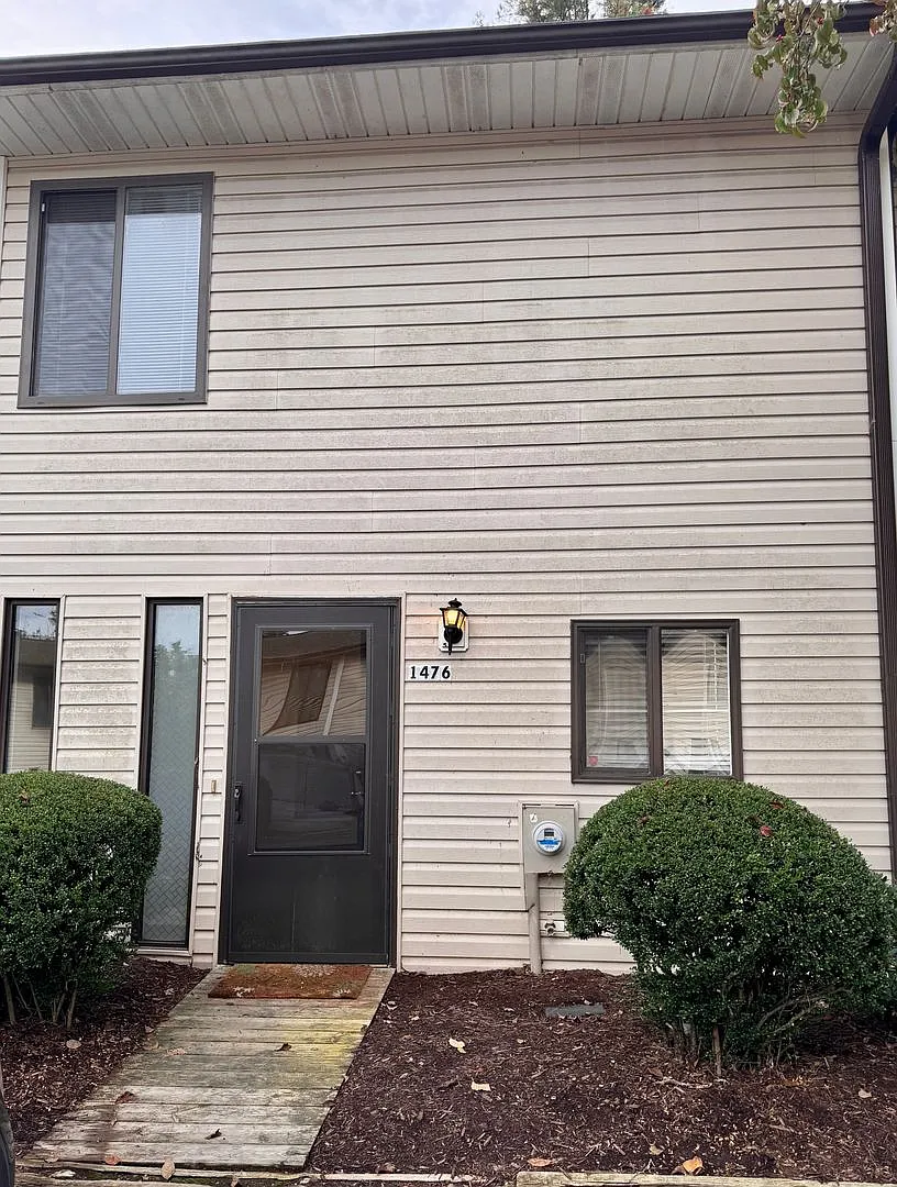 2 Bedroom || 1 Bathroom Townhome — Photo 1
