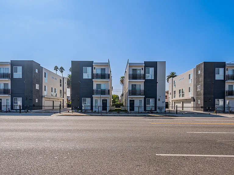 2727 S La Brea Ave — Photo 3