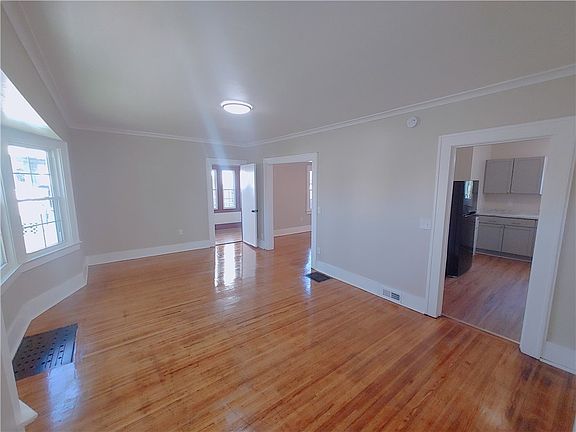 5th image of 147 Chapin St