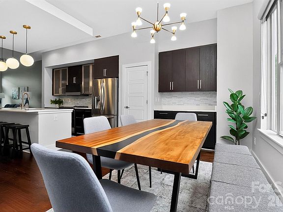 4th image of 231 Doggett St