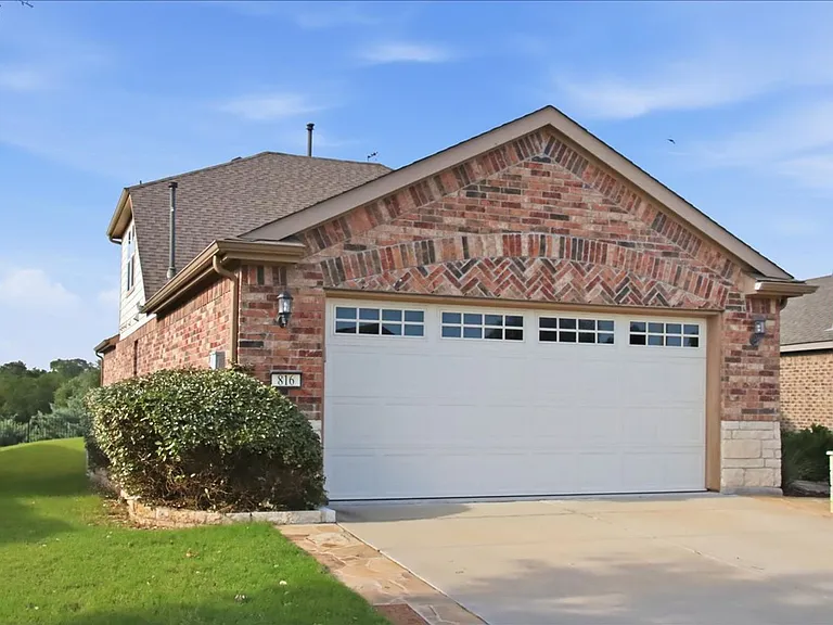 816 Hamilton Ln — Photo 3