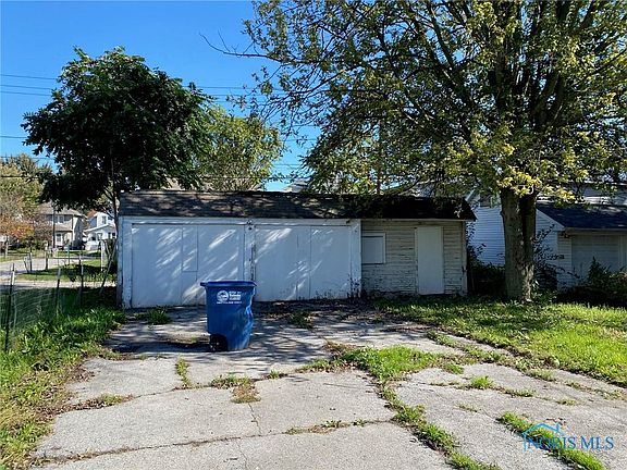4th image of 861 Oak St