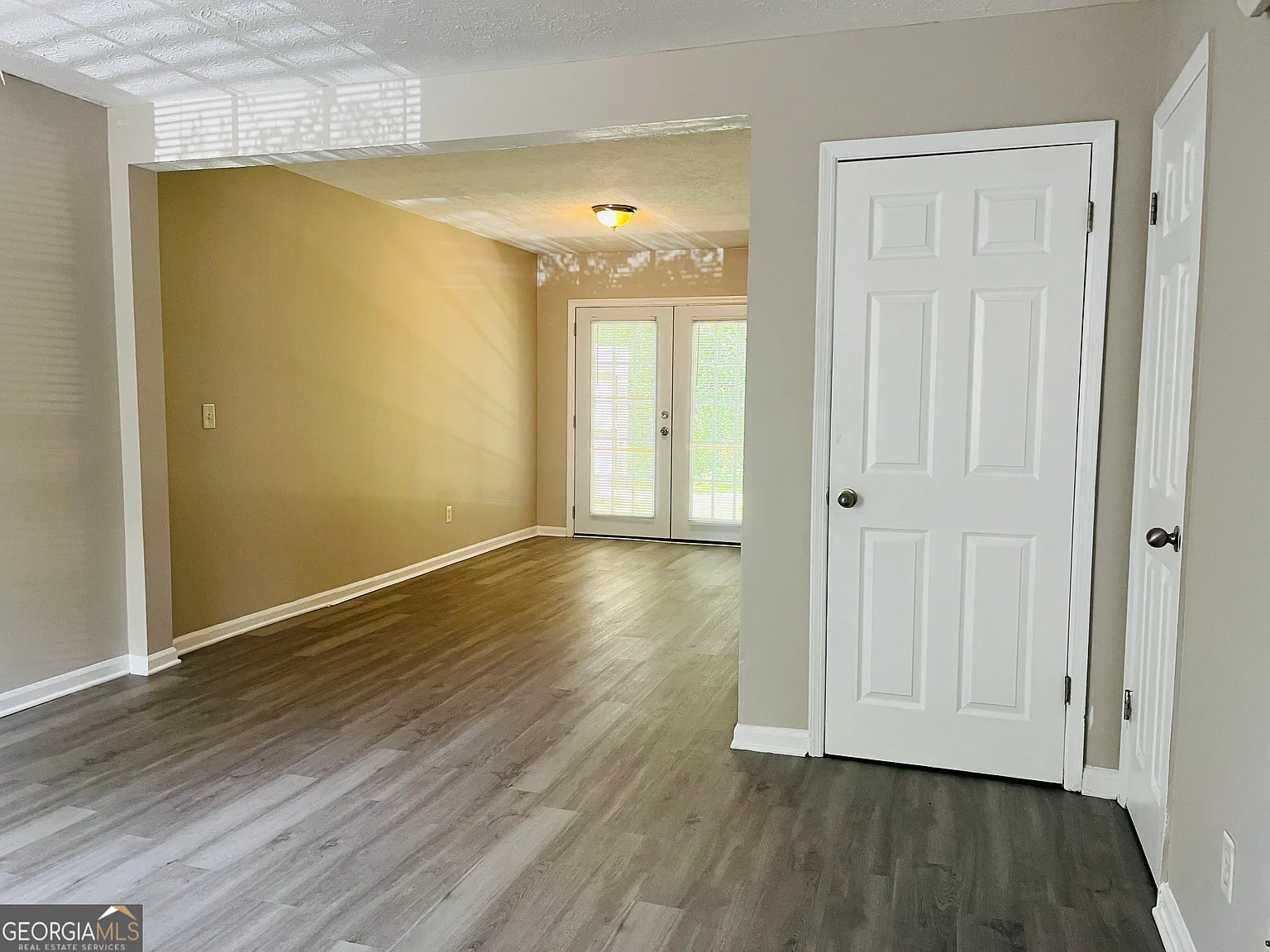 2 bed, 1.5 bath, 1044 sqft, $1,100 — Photo 3