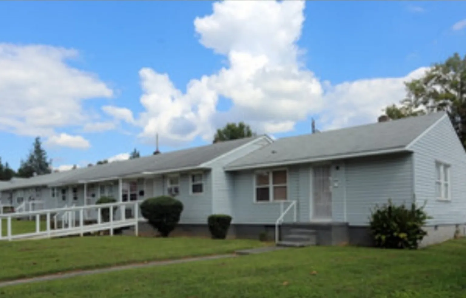 3 bed, 875 sqft, $990 — Photo 1