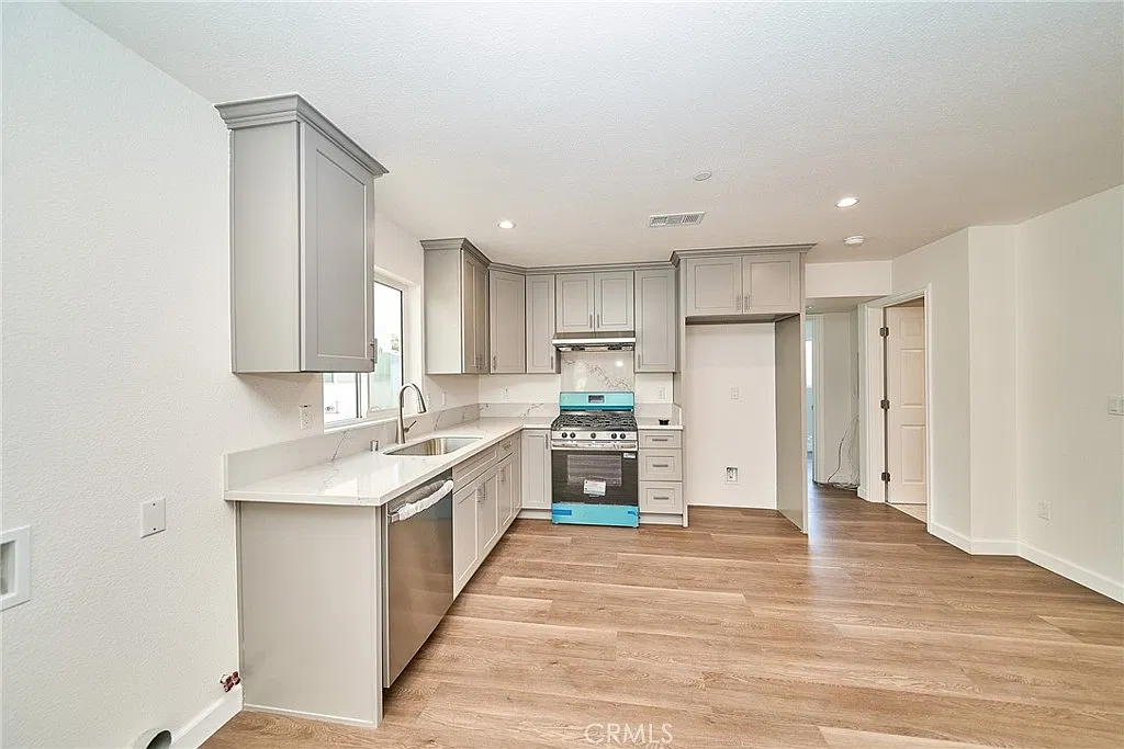 2 bed, 667 sqft, $2,600 — Photo 3