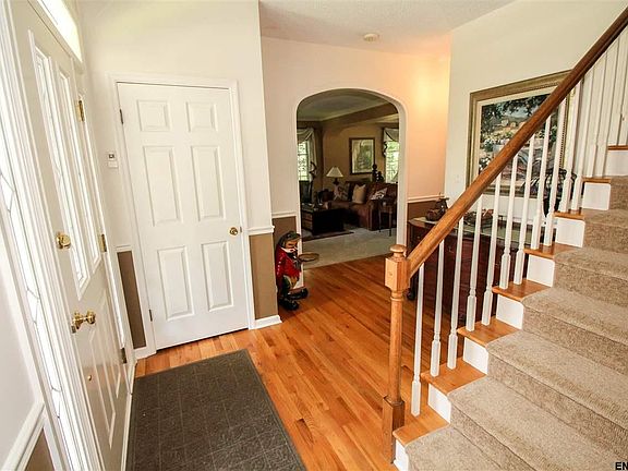 4th image of 8 Erinn Ct