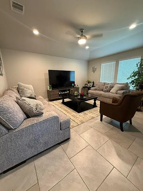 3 bed, 2.0 bath, 1738 sqft, $2,100 — Photo 2