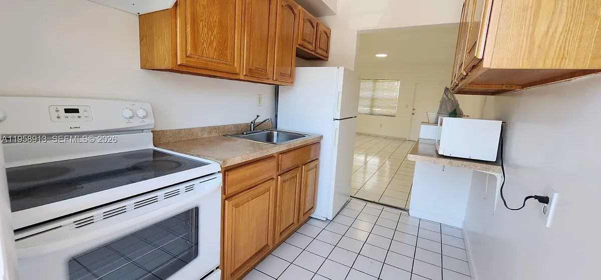 Building Photo - 3670 SW 10th St #10B