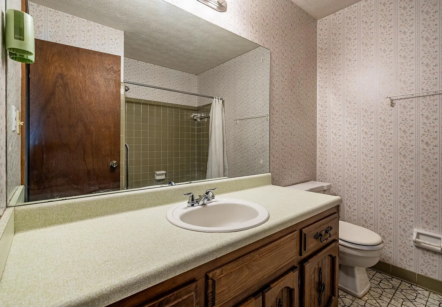 4 bed, 2.5 bath, 2572 sqft, $676 — Photo 4