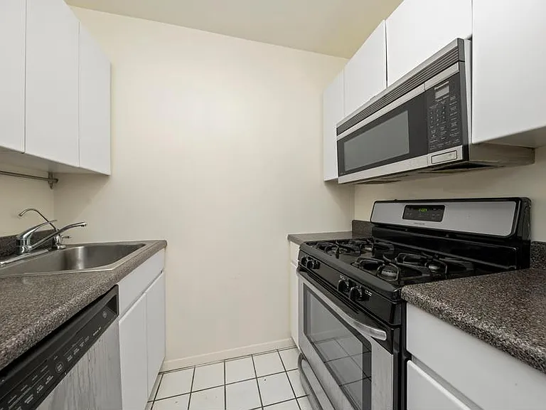 303 Greenwich St #8F — Photo 4