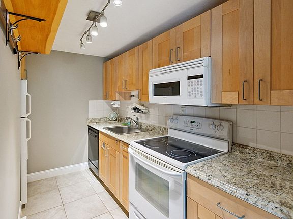 3rd image of 179 Presidents Ln Unit 1F